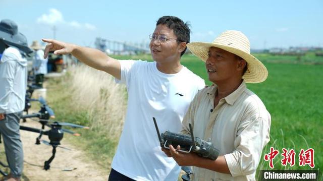 江西南昌：数百台无人机作业防农作物“中暑”