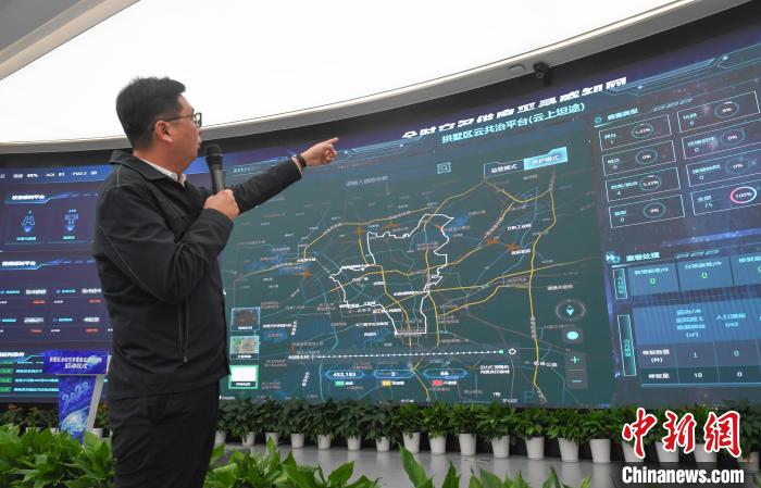 杭州市拱墅区数据资源管理局副局长张毅恒介绍拱墅区共治平台。　王刚 摄