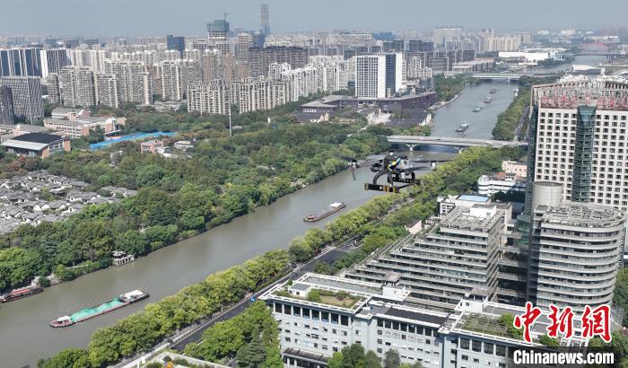 拱墅区空中智慧鹰眼无人机在中国大运河上空进行空中监管。(无人机照片，报备飞行，保持高差拍摄) 王刚 摄